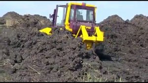 Бульдозер ЧЕТРА Т11 работает на чистке прудов в Ростовской области / ТехЗап