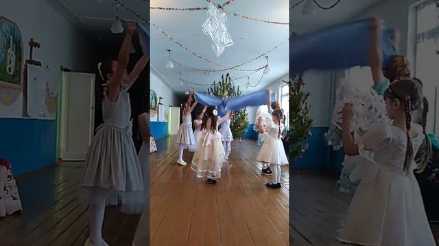 Танец Снежинок ЧСШ смотреть онлайн