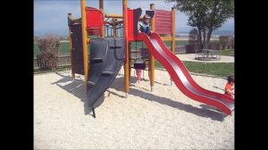 Весело играем на детской площадке с друзьями, катаемся с горки, бегаем