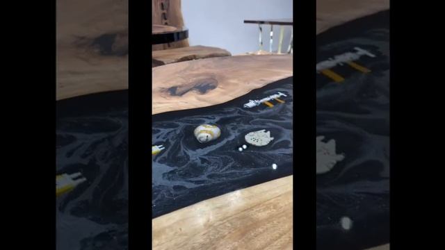 Круглый обеденный стол из слэба дерева с 3D заливкой эпоксидной смолой. смотреть онлайн