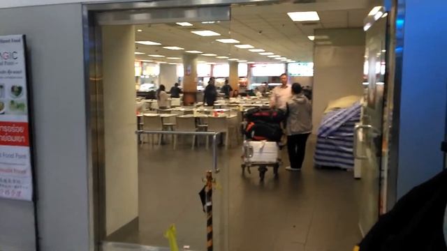 Где недорого и сытно покушать в аэропорту Суварнабхуми г.Бангок смотреть онлайн