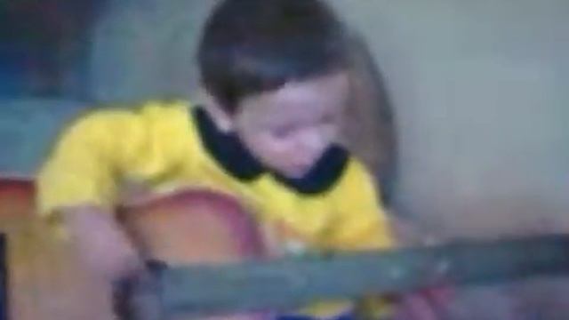 3 years od guitar player funny 1.AVI смотреть онлайн