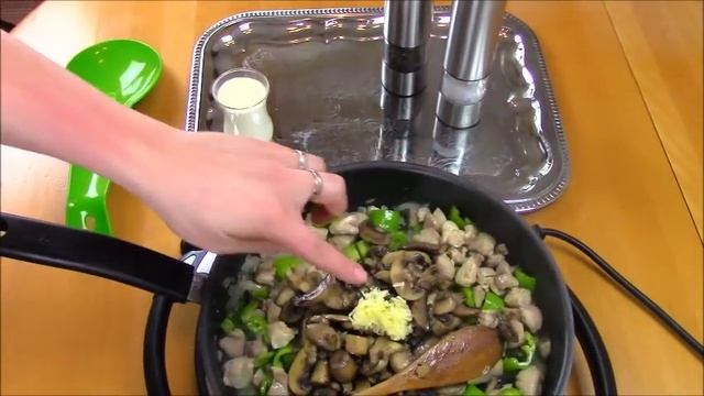 Обед из блинов с куриной/грибной начинкой. смотреть онлайн