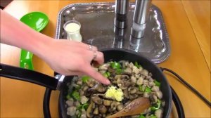 Обед из блинов с куриной/грибной начинкой.