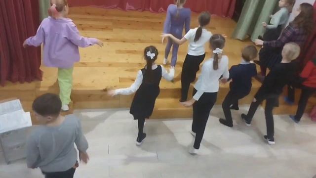 Театральное занятие с детьми 7-10 лет. " Игра "Пианино" Разучивание слов к спектаклю . смотреть онлайн