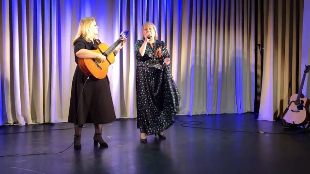 Тучи в голубом. Вокально - инструментальный дуэт: Боброва Татьяна (вокал), Мицкая Мария (гитара) смотреть онлайн