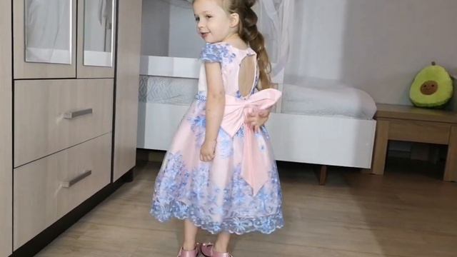 Шикарное детское платье.