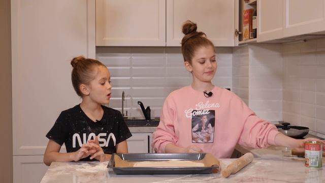 Вечеринка с пиццей. Готовим пиццу своими руками. Она просто восхитительна) смотреть онлайн