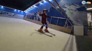 Ярослава в Развлекательном Центре для детей Катаемся с горки на лыжах | Tiki Taki KIds