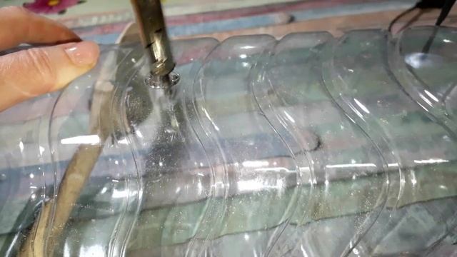 Взяла пластиковую бутылку и две ложки, вот что получилось. смотреть онлайн