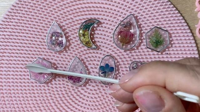 Как залить кулоны-контуры из эпоксидной смолы смотреть онлайн