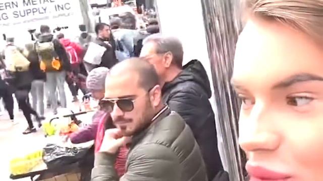 Евгений Эванс гуляет по Нью-Йорку на протяжении 2 минут смотреть онлайн