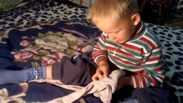 Как зашить колготки... Чем занять ребёнка. смотреть онлайн