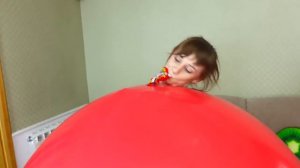 ЧЕЛЛЕНДЖ ОГРОМНЫЙ ШАР. СЛАДОСТИ, СПОРТ И МАКИЯЖ. Giant Balloon Makeup Challenge!