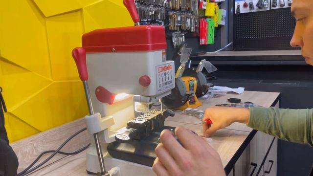 КАК СКОПИРОВАТЬ НЕКОПИРУЕМЫЙ КЛЮЧ | MUL-T-LOCK смотреть онлайн