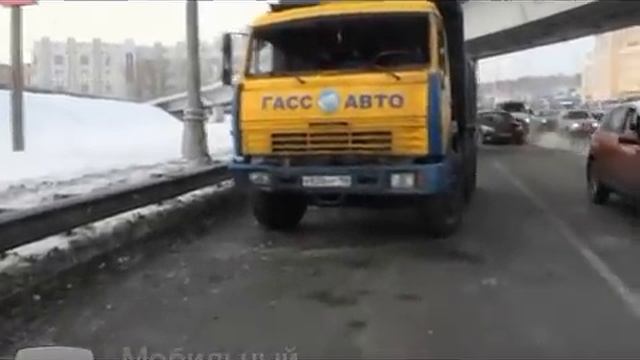 Самосвал перевернулся на Волоколамском шоссе смотреть онлайн