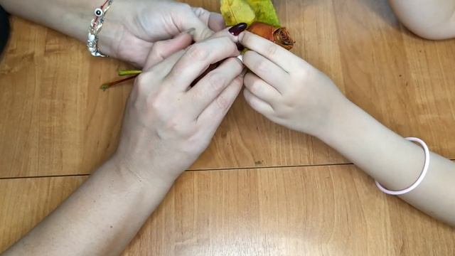 Идея для поделки в детский сад. Розы из листьев клена. смотреть онлайн