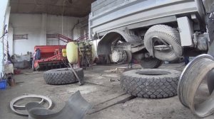 Ремонт задних колёс грузового автомобиля МАЗ.