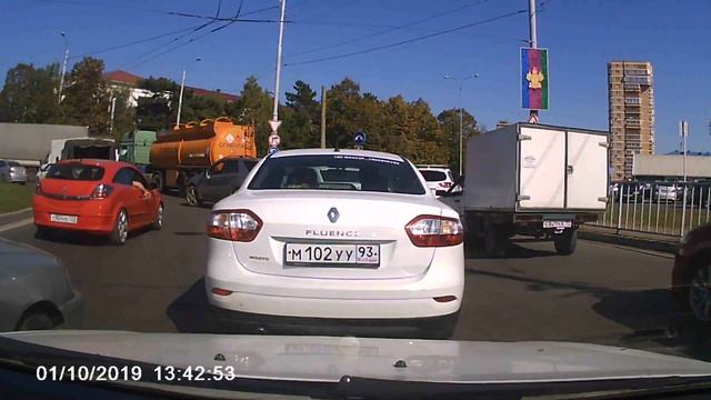 Неадекватное быдло получило перцем в лицо. Краснодар Ул. Дзержинского кольцо.Mazda CX- 5 Т131НА123 смотреть онлайн