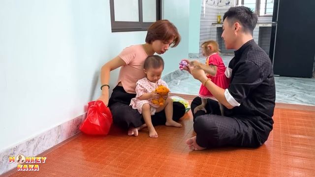 Monkey Kaka ran to hug Dad tightly after many days of separation смотреть онлайн