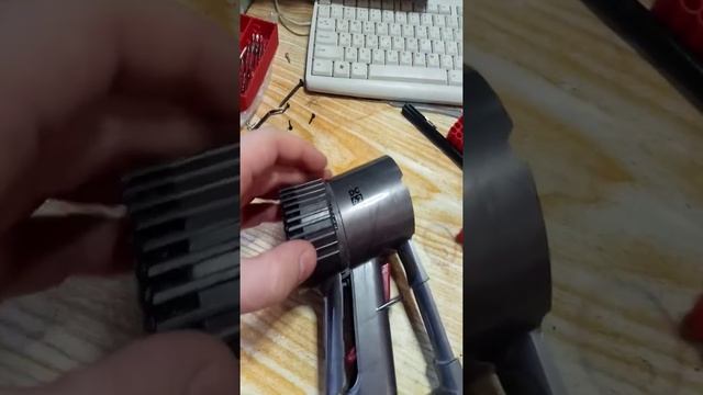 Снятие задней крышки с фильтром Dyson DC62 смотреть онлайн