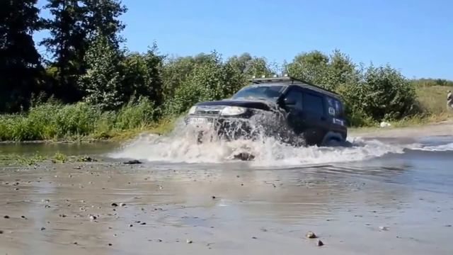 УАЗ Патриот, Шнива и Нива 3Д через брод (замедление в 8 раз) смотреть онлайн