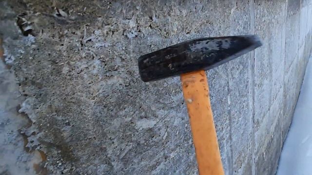 Тест арболита на прочность. Монолитный арболит против арболит блока.  Испытание молотком.