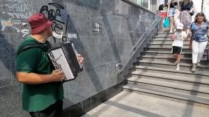 Баяніст у переході грає «Пори року» Вівальді