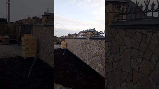 Установка кованых верхушек на каменный забор.