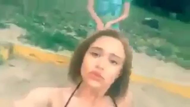 Загорает на пляже!!! смотреть онлайн