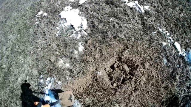 Поиск с металлоискателем весной по застывшей земле на месте деревни и ярмарки... смотреть онлайн