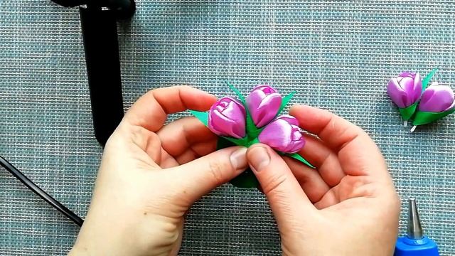 #канзаши #цветы #броши Брошь "Тюльпаны" к 8 марта. Из репсовой и атласной ленты. смотреть онлайн