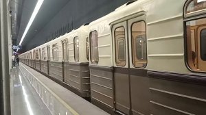 81 - 717.5 «Ретропоезд Сокольники» отправляется со станции Мнёвники.