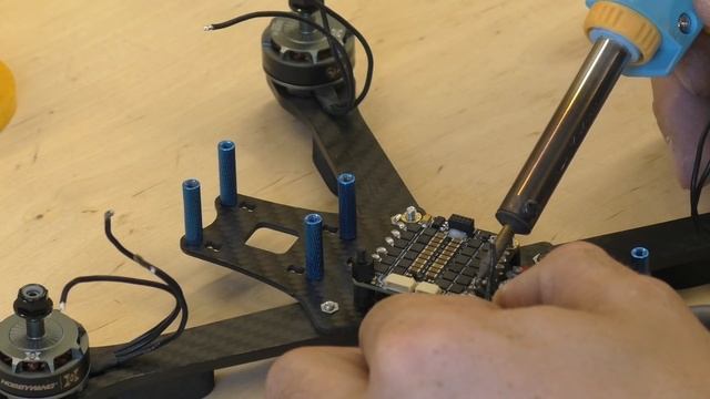 Сборка гоночного коптера от "чайника" смотреть онлайн