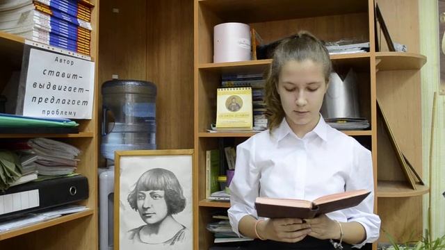 Страна читающая — Виктория Суханова читает произведение "Моим стихам..." М. И. Цветаевой смотреть онлайн