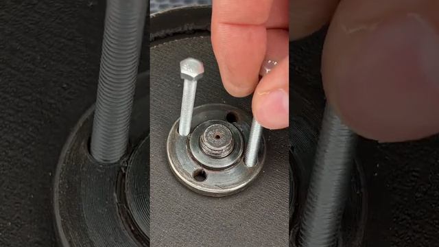 Как открутить диск болгарки без ключа #lifehacks #tips #tricks #amazing смотреть онлайн