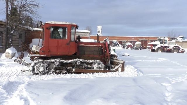 ДТ 75 против навоза и снега! Ремонт трактора и расчистка снега! смотреть онлайн