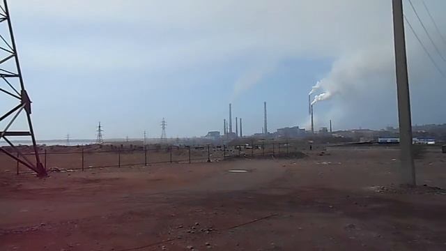 Вид на БГМК (балхашский горно-металлургический комбинат), который дымом из труб коптит небо смотреть онлайн
