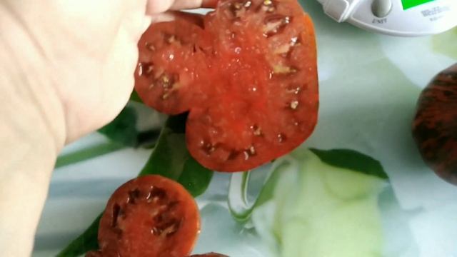 Этот томат с таким странным названием оказался крупным, вкусным и красивым. смотреть онлайн