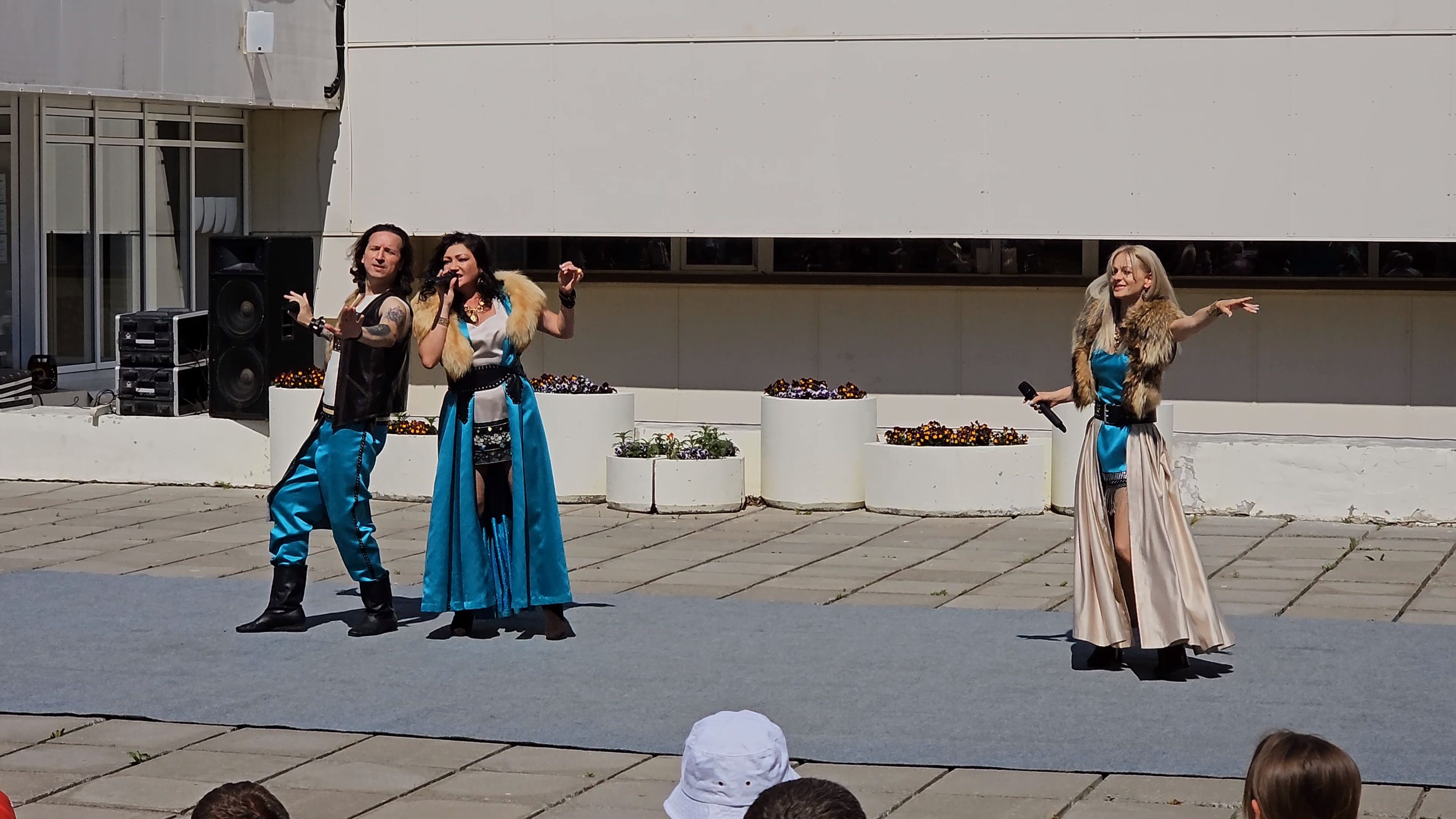 ПО ПОЛЮ, ПО ПОЛЮШКУ — Шоу-группа "ИВАНЧАЙ" / Кронштадт 2023 г. смотреть онлайн