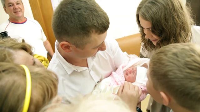 Выписка из роддома. "Деньгами давай" смотреть онлайн