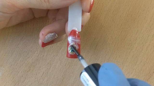 Оригинальный новогодний маникюр 2018 гель лаком Красный маникюр с елочной игрушкой, с блестками и смотреть онлайн
