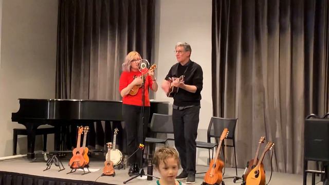 Ukulele players strike a chord in Newton смотреть онлайн