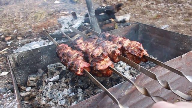 Весенняя жарка шашлыка на берегу реки смотреть онлайн