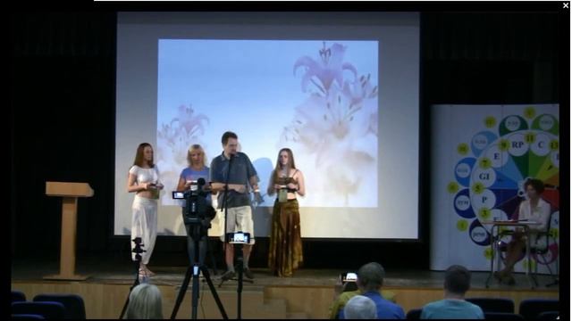 Поющие чаши. Выступление на форумк Многополярности в Питере. Экопоселение Хутор ЧараТибетские чаши. смотреть онлайн