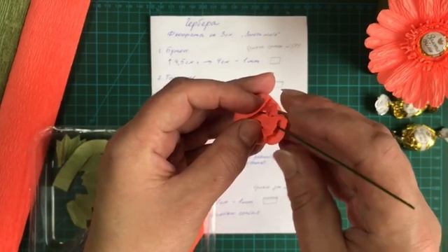 Цветок Герберы // Своими руками // Цветы с конфетами // Цветы из бумаги // DIY смотреть онлайн