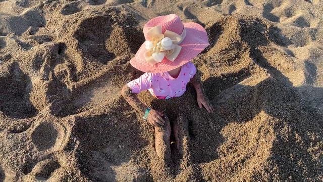 Настя нашла клад на пляже. История для детей про пиратов и сокровища смотреть онлайн