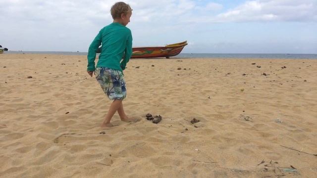 Саша Кудавик и папа играют на пляже. Подвижные игры для детей и не только. Кто победит??? смотреть онлайн