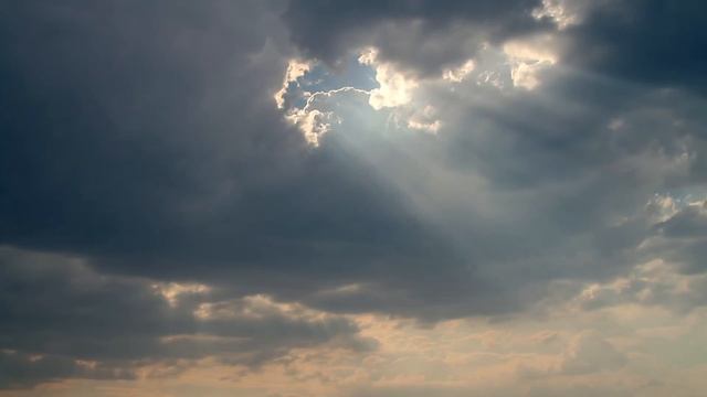 Time lapse, rays of sun light through the clouds / Таймлапс, лучи солнца сквозь облака смотреть онлайн