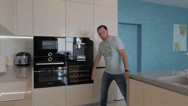 Современная кухня под потолок с керамическими фасадами. Тренд 2021 смотреть онлайн